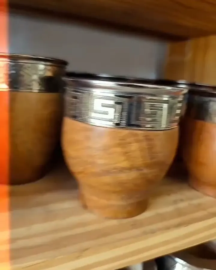 Mates imperiales en los estantes del local